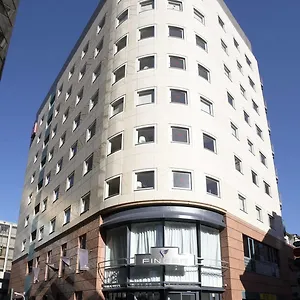 לבקר במלון